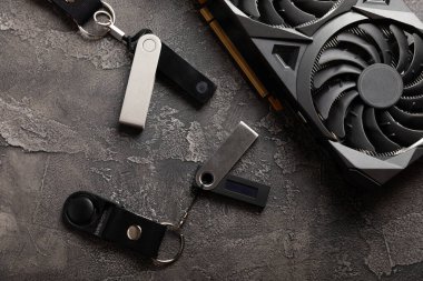 Kripto para donanımı soğuk cüzdan ve kara mermer arka planda madencilik için video kartı. Soğuk cüzdan. Kazanç ve yatırım kavramı. Kopyalanacak yer.