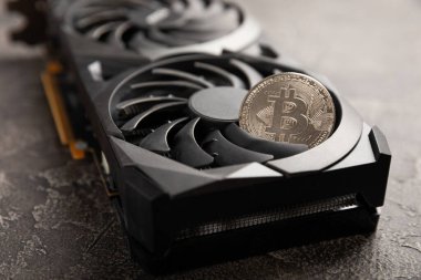 Bitcoin grafiksel video kartı, kripto para işlem teknolojisi konsepti üzerinde. Kopyala uzayı. Şifreleme para birimi.