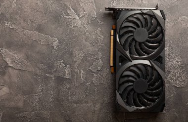 Siyah çimento üzerine grafiksel video kartı. Bilgisayar parçaları. Kripto para birimlerinin çıkarılması ve çıkarılması için video kartı. Kopyalanacak yer.