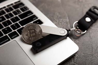 Kripto para birimi donanım soğuk cüzdanı ve klavyesinde bitcoin var. Soğuk cüzdan. Kazanç ve yatırım kavramı. Kopyalanacak yer.