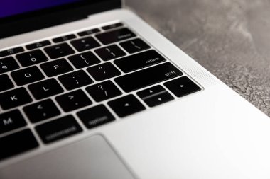 Laptop klavyesi. Siyah desenli dizüstü bilgisayarın üst görüntüsü. Boşluğu kopyala. Metin için yer. MOCKUP