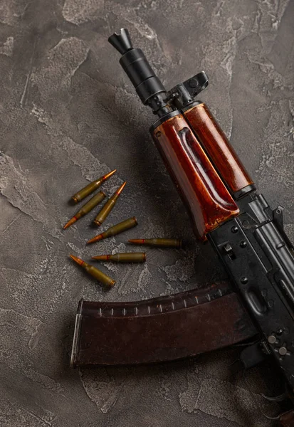 Μπουλέτες Και Γεμιστήρες Πυρομαχικών Επιθετικό Όπλο Kolashnikov Μαύρο Μάρμαρο Σύνθεση — Φωτογραφία Αρχείου