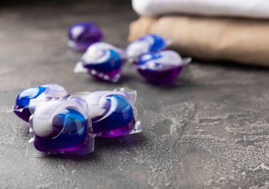 Çamaşır deterjanı yıkamak için kapsüller siyah mermer arka planda çamaşır makinesinde çamaşır yıkamak için. Saflık kavramı. Metin için yer.