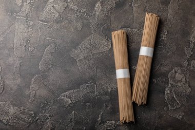 Siyah çimentoyla kaplanmış karabuğday ezmesi. Çiğ erişte. Glütensiz yemek için gerekli malzemeler. Kurutulmuş karabuğday sobalı erişte. Geleneksel Japon yemekleri. Sağlıklı yiyecekler. Kopyalanacak yer.