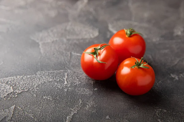 Tomates Rojos Frescos Sobre Fondo Mármol Textura Negra Tomates Cherry — Foto de Stock