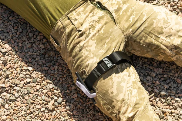 Colocar Torniquete Perna Soldado Ferido Equipamento Táctico Combate Homem Militar — Fotografia de Stock