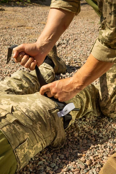 Військові Медики Практикують Застосування Турнікету Ніг Пораненого Солдата Бойове Тактичне — стокове фото