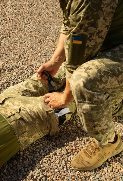 Військові Медики Практикують Застосування Турнікету Ніг Пораненого Солдата Бойове Тактичне — стокове фото