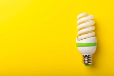 LED lamba enerji verimliliği kavramı. Sarı arka plan bileşimi. Ekonomik ve çevre dostu ampul kavramını kullanın. Eko. Düz katman. Boşluğu kopyala. MOCKUP