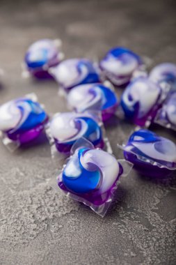 Çamaşır deterjanı yıkamak için kapsüller siyah mermer arka planda çamaşır makinesinde çamaşır yıkamak için. Saflık kavramı. Metin için yer.