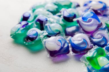 Çamaşır deterjanı yıkamak için kapsüller çamaşır makinesinde çamaşır yıkamak için açık mermer arka planda. Saflık kavramı. Metin için yer.