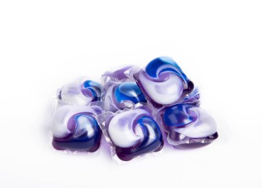 Çamaşır deterjanı yıkama kapsülleri çamaşır makinesinde çamaşır yıkamak için beyaz arka planda izole edilmiş. Saflık kavramı. Metin için yer.