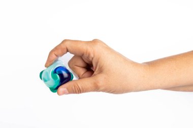 El yıkama kapsülleri. Çamaşır yıkama tozu. Çamaşır makinesinde çamaşır yıkama. Saflık kavramı. Metin için yer.