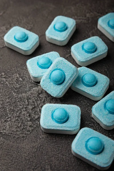 Siyah doku arka planında su yumuşatıcı haplar. Çamaşır makineleri ve bulaşık makineleri için kapsüller, kireçlenme ölçeğini engelliyor. Kopyalanacak yer.