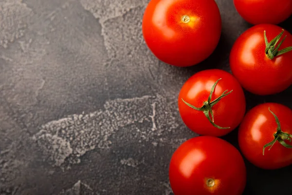 Färska Röda Tomater Svart Konsistens Marmor Bakgrund Körsbärstomater Med Gröna — Stockfoto