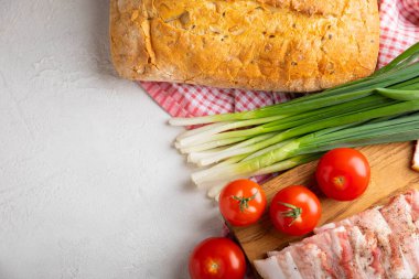 Domuz yağı, yeşil soğan, ev yapımı ekmek ve kiraz domatesli gri taşlı arka plan. Salo olsun. Lezzetli tuzlu domuz yağı ve biber. Kopya için yer var. Metin için boşluk.