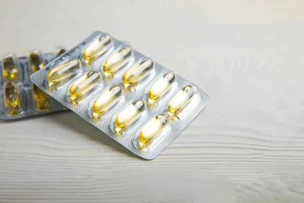 Verpakking Van Omega Capsules Een Witte Texturale Achtergrond Visolie Tabletten — Stockfoto