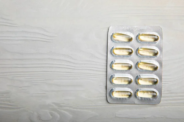 Verpakking Van Omega Capsules Een Witte Texturale Achtergrond Visolie Tabletten — Stockfoto