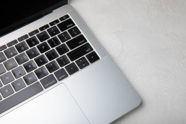 Laptop klavyesi. Beyaz desenli arka planda siyah klavyesi olan dizüstü bilgisayarın üst görüntüsü. Uzayı kopyala Metin için yer. MOCAPS
