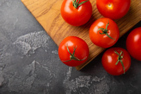 Tomates Rojos Frescos Sobre Fondo Mármol Textura Negra Tomates Cherry — Foto de Stock