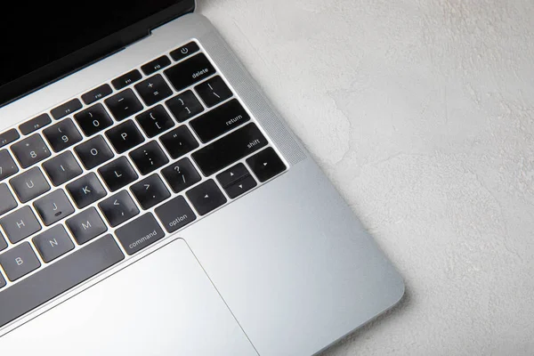 Laptop klavyesi. Beyaz desenli arka planda siyah klavyesi olan dizüstü bilgisayarın üst görüntüsü. Uzayı kopyala Metin için yer. MOCAPS