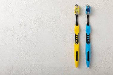 Ağız bakımı. Gri çimento arka planda diş fırçaları. Banyo için kozmetik ürünler konsepti. Düz konum, üst görünüm, kopyalama alanı. Ağız bakım ürünleri hazır. Diş hijyeni.