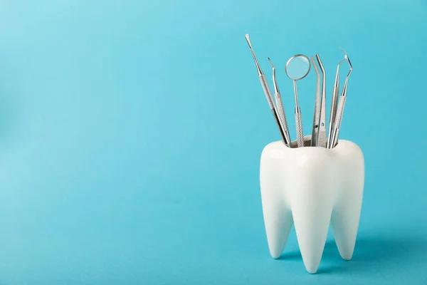 白い健康な歯と歯のケアのための様々な歯科用ツール 歯科コンセプト ブルーの背景に組成 サイドビュー コピースペース Mockup歯科衛生学 — ストック写真