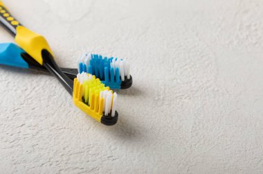 Ağız bakımı. Gri çimento arka planda diş fırçaları. Banyo için kozmetik ürünler konsepti. Düz konum, üst görünüm, kopyalama alanı. Ağız bakım ürünleri hazır. Diş hijyeni.