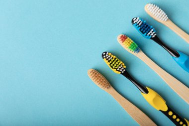 Ağız bakımı. Mavi arka planda diş fırçaları. Banyo için kozmetik ürünler konsepti. Düz konum, üst görünüm, kopyalama alanı. Ağız bakım ürünleri hazır. Diş hijyeni.