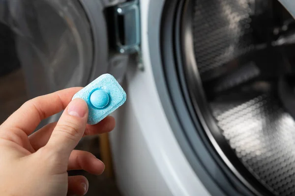 부드럽게 세탁기에서 경련을 일으키지 위하여 용기를 클로즈업 빨래하는 청결이라는 — 스톡 사진