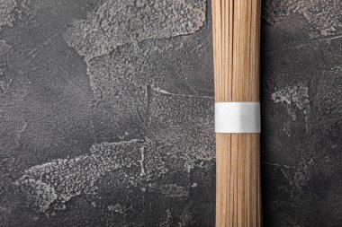 Siyah çimentoyla kaplanmış karabuğday ezmesi. Çiğ erişte. Glütensiz yemek için gerekli malzemeler. Kurutulmuş karabuğday sobalı erişte. Geleneksel Japon yemekleri. Sağlıklı yiyecekler. Kopyalanacak yer.