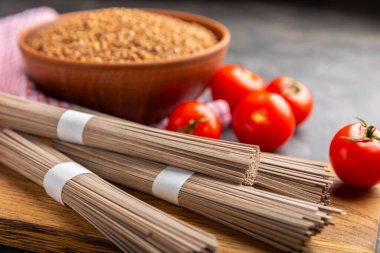 Siyah desenli mermer arka planda taze kırmızı domatesler. Yeşil saplı kiraz domatesleri. Taze sebzeler. Kopyalanacak yer. Organik gıda.