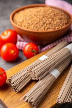 Siyah desenli mermer arka planda taze kırmızı domatesler. Yeşil saplı kiraz domatesleri. Taze sebzeler. Kopyalanacak yer. Organik gıda.