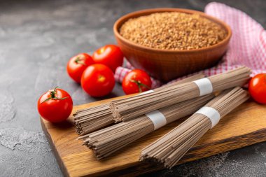 Siyah desenli mermer arka planda taze kırmızı domatesler. Yeşil saplı kiraz domatesleri. Taze sebzeler. Kopyalanacak yer. Organik gıda.