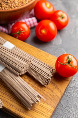 Siyah desenli mermer arka planda taze kırmızı domatesler. Yeşil saplı kiraz domatesleri. Taze sebzeler. Kopyalanacak yer. Organik gıda.