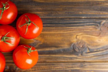 Kahverengi desenli taze kırmızı domatesler. Yeşil saplı kiraz domatesleri. Taze sebze. Uzayı kopyala. Organik gıda.