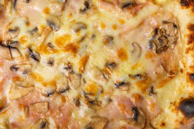 Nefis sıcak ve kokulu pizza, jambonlu ve mantarlı pizza. Pizza teslimatı Pizzanın arka planı. Süper manzara. Anlaşıldı. İtalyan yemeği..