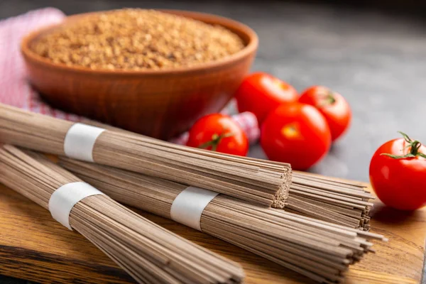 Siyah desenli mermer arka planda taze kırmızı domatesler. Yeşil saplı kiraz domatesleri. Taze sebzeler. Kopyalanacak yer. Organik gıda.