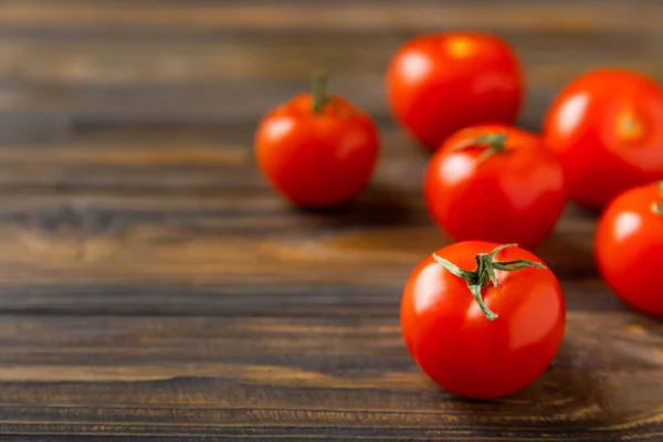 Färska Röda Tomater Brun Konsistens Bakgrund Körsbärstomater Med Gröna Stjälkar — Stockfoto