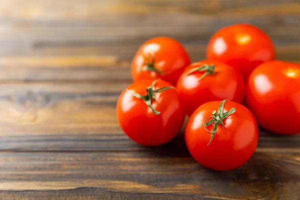 Färska Röda Tomater Brun Konsistens Bakgrund Körsbärstomater Med Gröna Stjälkar — Stockfoto