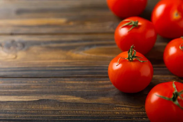 Färska Röda Tomater Brun Konsistens Bakgrund Körsbärstomater Med Gröna Stjälkar — Stockfoto