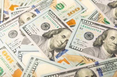 Para, 100 dolarlık banknotlar. Para masanın üzerine saçıldı. Finans ve ekonomi kavramları. Para biriktirme kavramı. Para biriktirme. Yatırım..