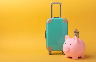 Seyahat. Tatil parası tasarruf konsepti, kumsal tatili. Minyatür valizler ve 100 dolarlık faturalar. Tatil için yer ayırmak..