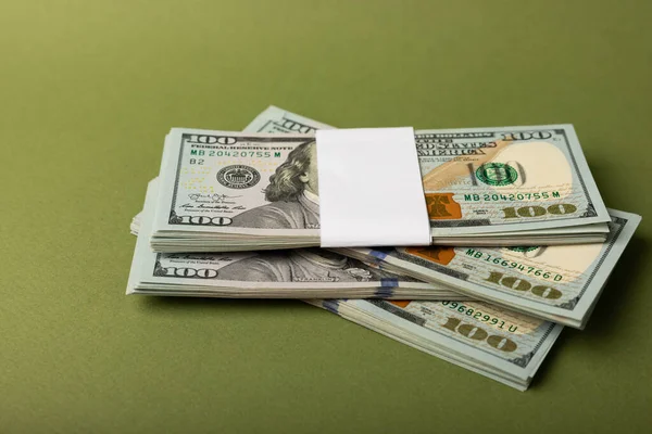Para, zeytin arka planında 100 dolarlık banknotlar. Para masanın üzerine saçıldı. Finans ve ekonomi kavramları. Para biriktirme konsepti. Para biriktiriyorum. Yatırımlar. Boşluğu kopyala.