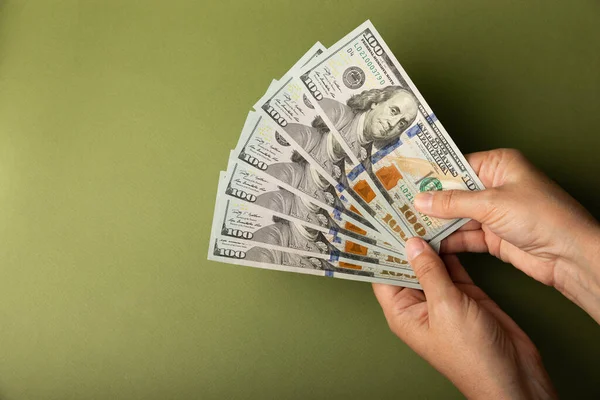 Pengar Handen Sedlar Hundra Dollar Olivbakgrund Kontantkonto Ekonomi Och Finansbegrepp — Stockfoto