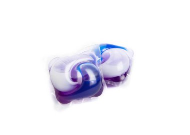 Çamaşır deterjanı yıkama kapsülleri çamaşır makinesinde çamaşır yıkamak için beyaz arka planda izole edilmiş. Saflık kavramı. Metin için yer.