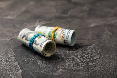 Para, siyah dokuya sahip yüz dolarlık banknotlar. Para masanın üzerine saçıldı. Finans ve ekonomi kavramları. Para biriktirme konsepti. Para biriktiriyorum. Yatırımlar.