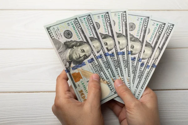 Деньги Руках Банкноты 100 Долларов Белом Фоне Денежный Счет Понятия — стоковое фото
