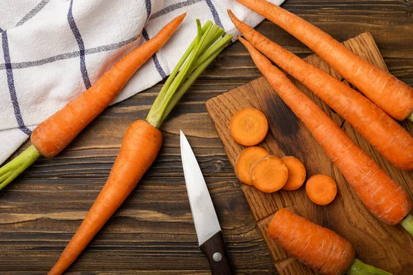 Kahverengi bir masada taze ve tatlı havuçlar. Havuç dilimleri. Sağlıklı vegan yiyecekler. Sağlıklı yiyecekler. Kopya için yer var..