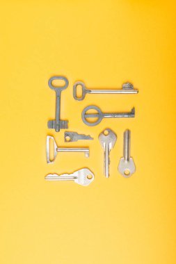 Saatler, tabutlar ve eşsiz şekilleri ve tasarımları olan kapılar için dekoratif anahtarlar. Soyut arkaplan kalıpları ve desenler. Düz yatıyordu.